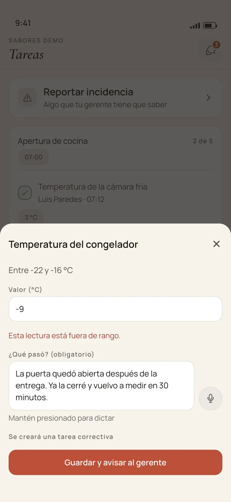 Una lectura fuera de rango en la app Premia Teams: la temperatura del congelador marca -9 °C con un rango de -22 a -16 °C, la app pide «¿Qué pasó?» y avisa que se creará una tarea correctiva