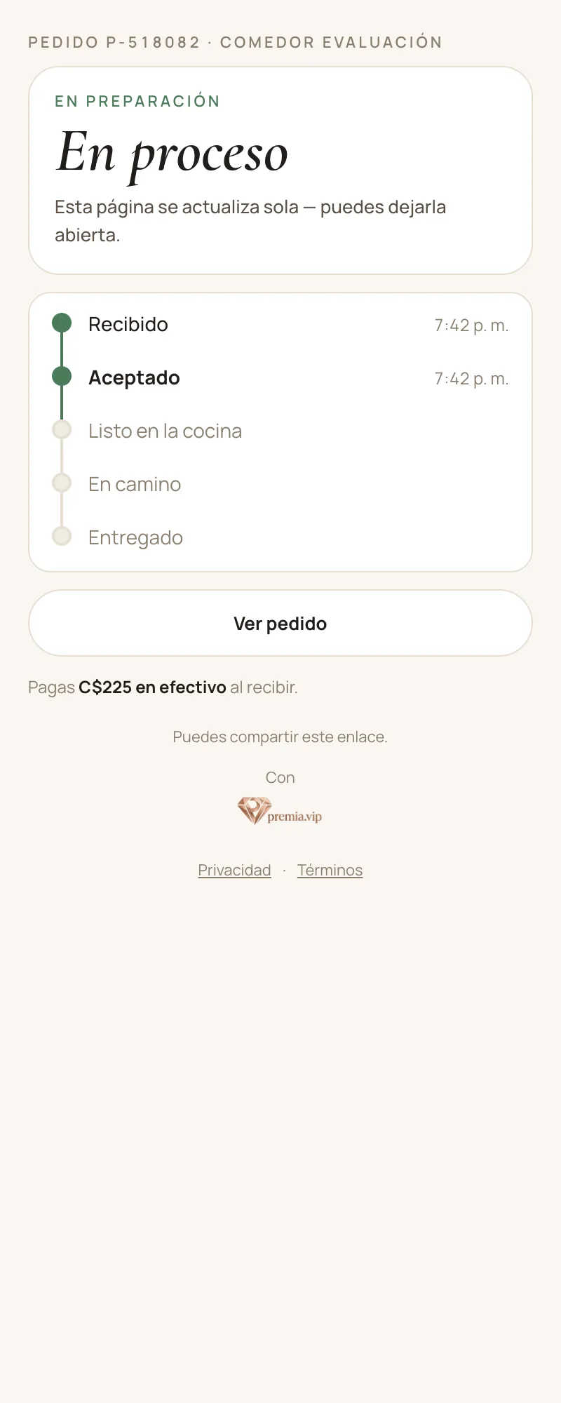 Página de seguimiento de un pedido a domicilio: recibido y aceptado con su hora, listo en la cocina, en camino y entregado todavía por llegar, y el pago de C$225 en efectivo al recibir