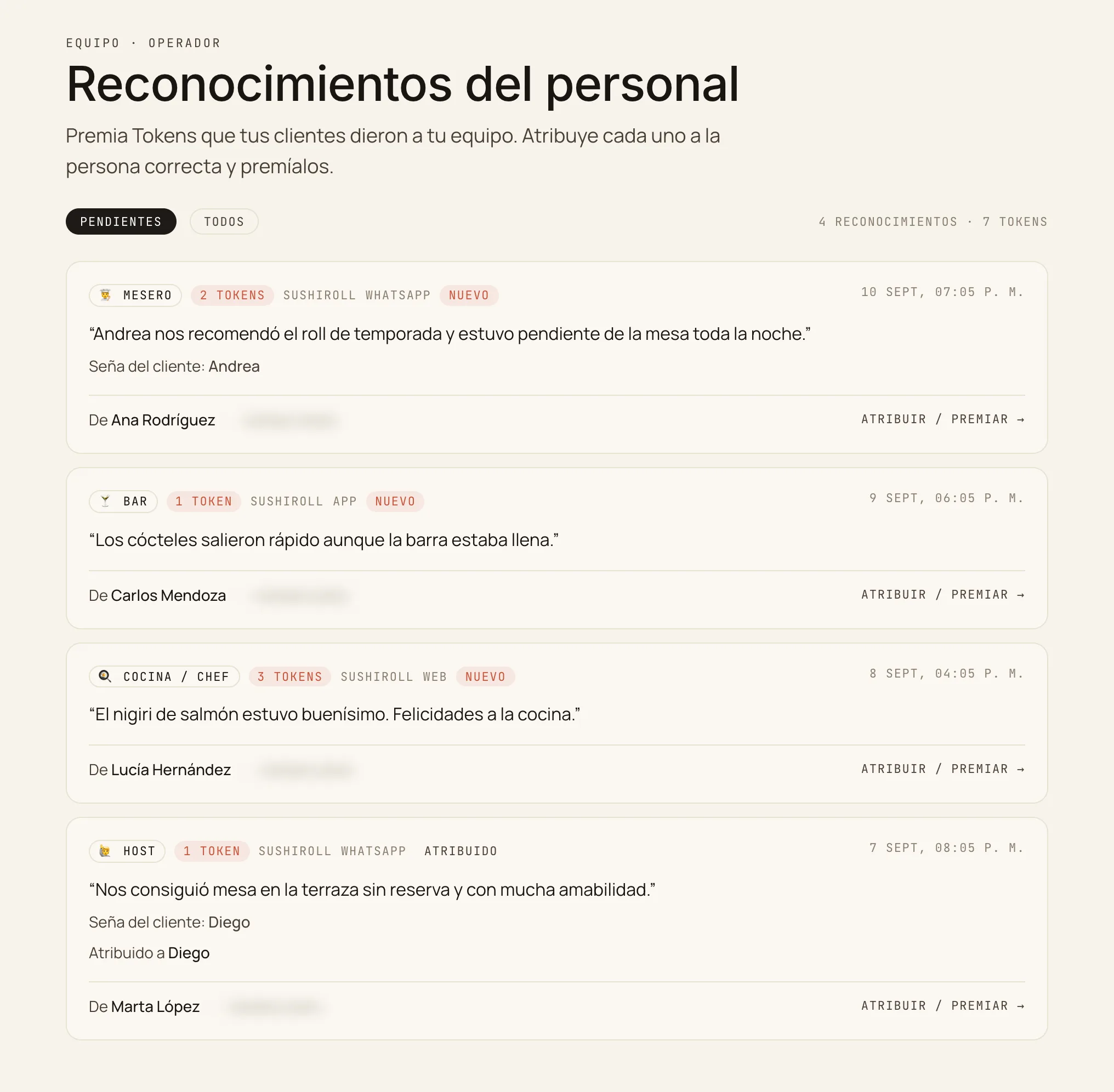 Bandeja de reconocimientos del personal en la organización de demostración: cuatro reconocimientos con su rol, los tokens, el comentario del cliente y el botón Atribuir / Premiar; los teléfonos están difuminados