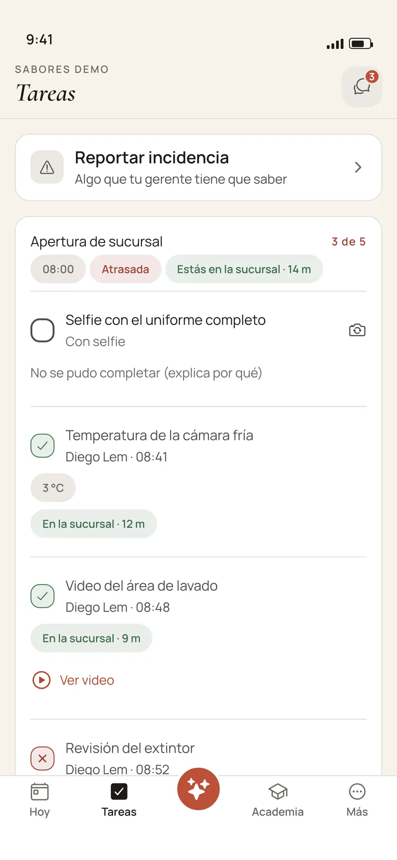 Una lista del día en la app Premia Teams: una selfie con el uniforme pendiente, la temperatura de la cámara fría registrada, un video del área de lavado, la ubicación confirmada en la sucursal y la opción «No se pudo completar»